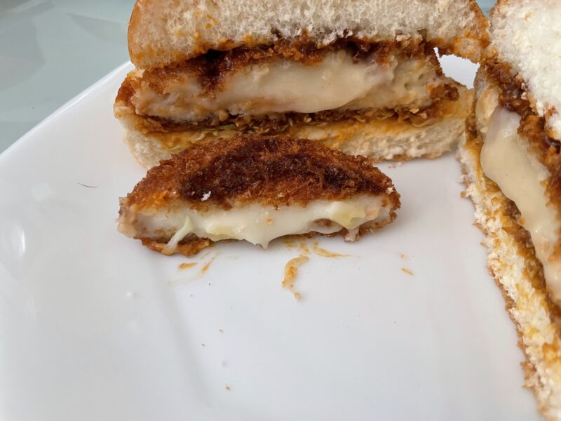 グラコロの厚さ比較　奥がコメダ、手前がマック