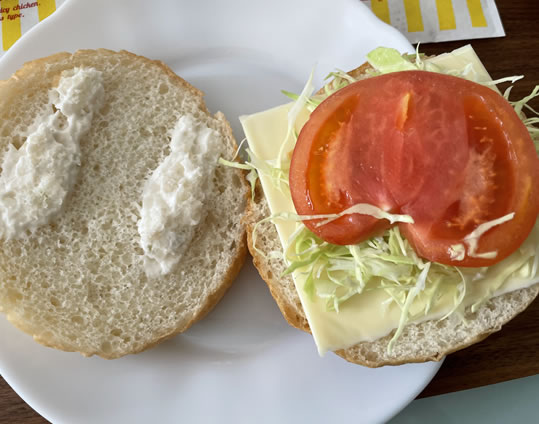 チーズとキャベツの千切りとトマト