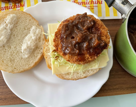 その上にグラタンコロッケとハッシュドビーフをたっぷり