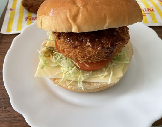 その上にグラタンコロッケとハッシュドビーフをたっぷり