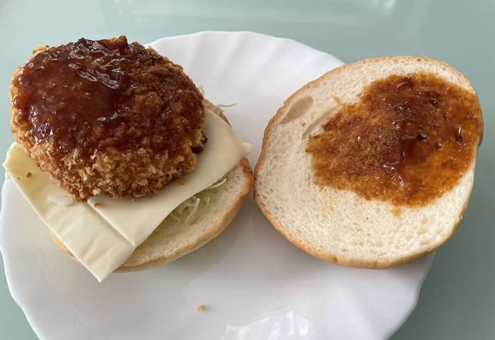 ローソンはコロッケの表面全体に濃厚ソースがたっぷり！