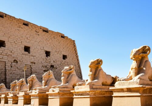 カルナック神殿にある羊頭のスフィンクスが並ぶ参道