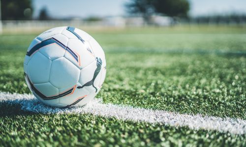 サッカーの芝生の上に置かれたボールの写真